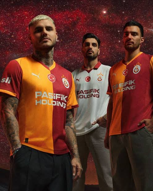 cancollecti0n's tweet photo. 3 sene, 3 vasat forma seti. Özenilmeyen detaysız/hikayesiz formalar, katalogdan bozma basit yan ürünler, karbon kopya deplasman formaları ve Türkiye’de üretilen formalar için fahiş fiyatlar.
Bütün bunlara fırsat vermemek için;
#SaveGalaFromPuma https://t.co/HiftU54kyn