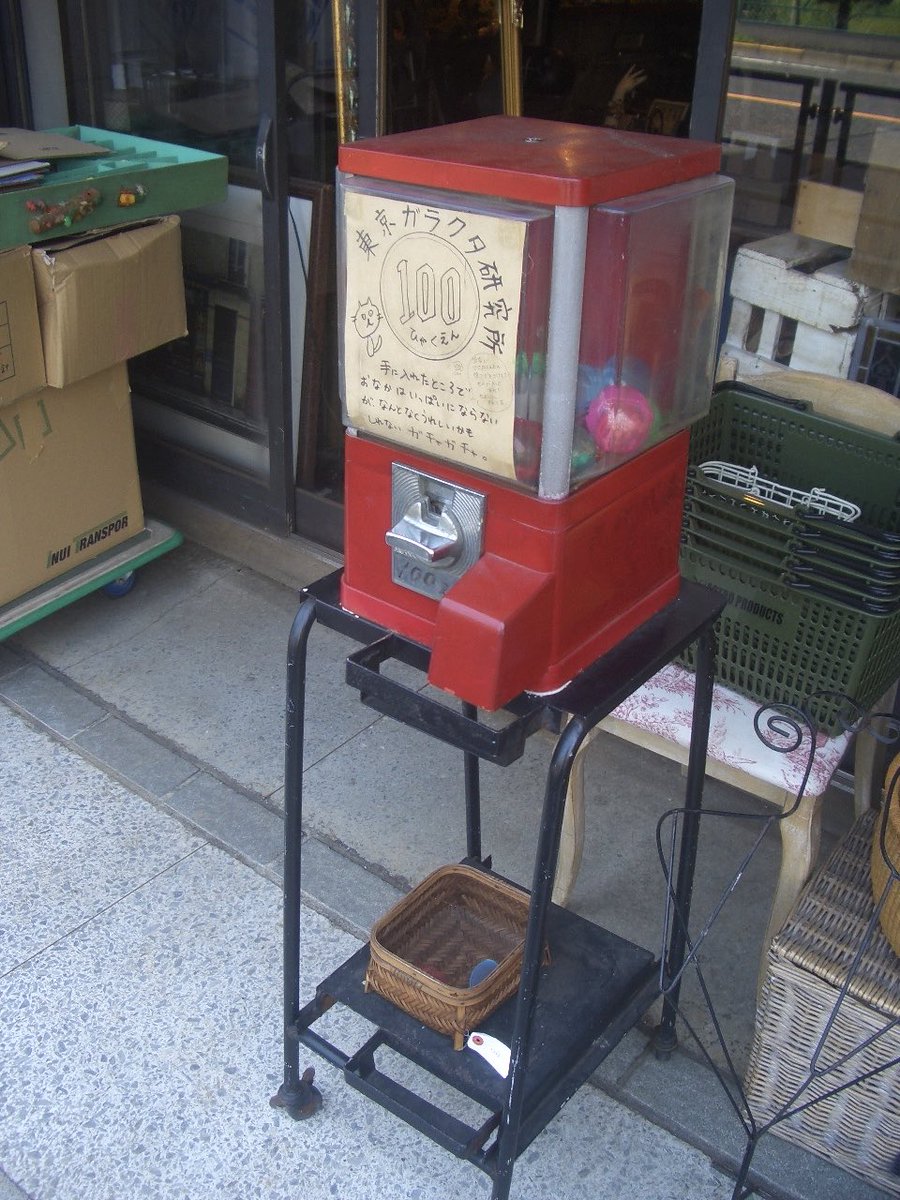 hanakinoyu's tweet photo. 更にお話を彩る「たくさんの物」を表現するため4軒のリサイクルショップさんに取材させていただきました！みなさん快く対応してくださり、写真の他にもお話など聞かせていただき大変参考になりました。ご協力ありがとうございました！🙇
⬇️各お店のインスタURLは返信欄に！ぜひ覗いてみてください。 https://t.co/N1KlufjJMm
