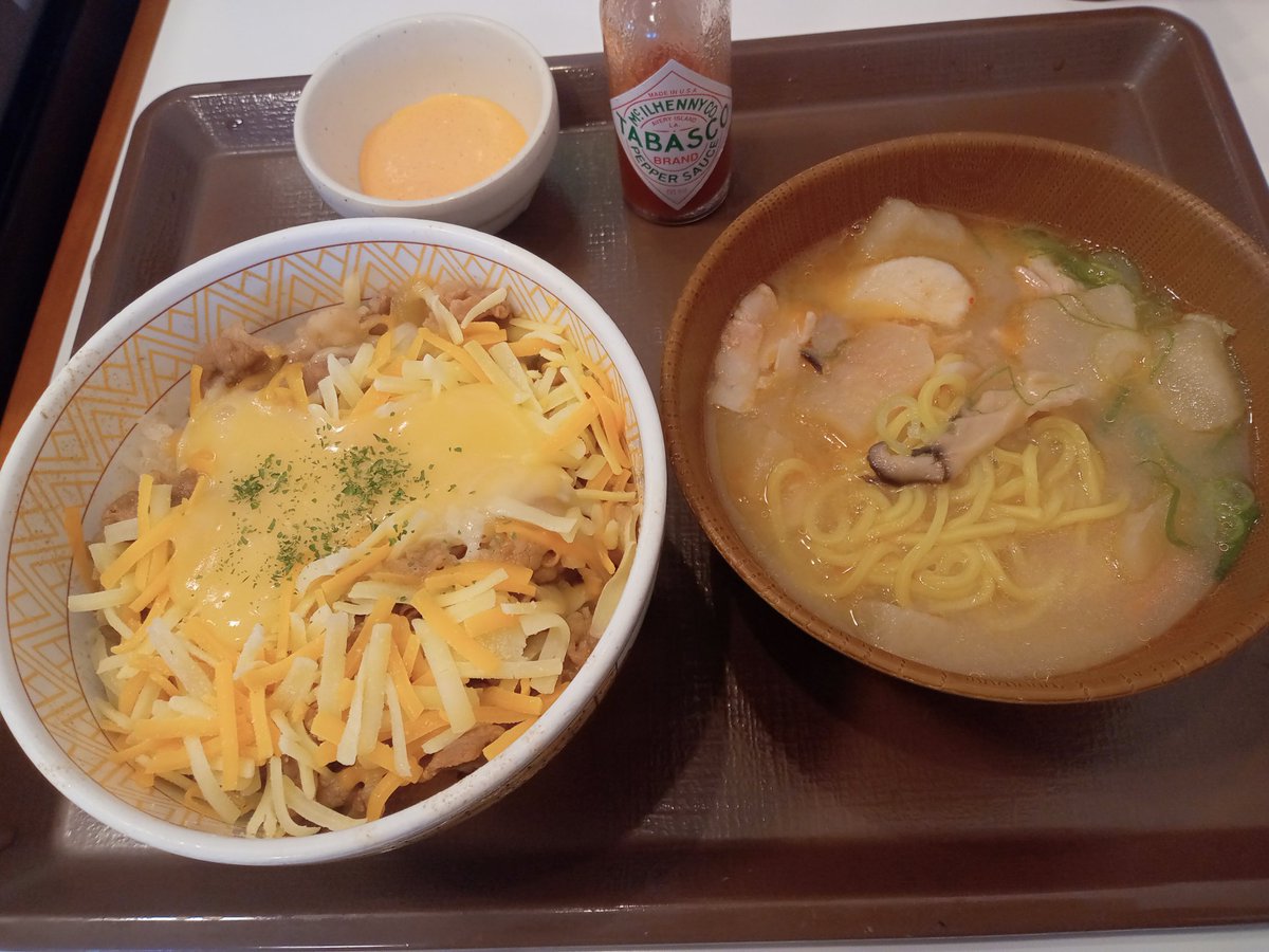aoba39's tweet photo. やっとランチに
噂のすき家の
とん汁みそらーめんとチー牛食べた←
給食のラーメン思い出すやーつ https://t.co/O64sVUPfev