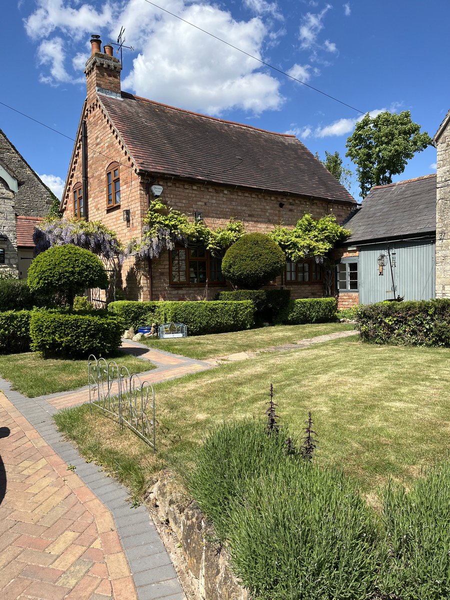 ElysiumFields10's tweet photo. A friend โs home in a lovely village last Spring .. ( 2 knocked into one )
Forever England.
Between a Church and Pub.A perfect location.
#HarburyVillage
#Warwickshire
#PrimeLocation
โฅ๏ธ https://t.co/vzLj0yEF9P