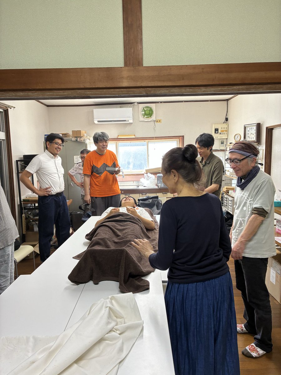tanakaya_plus's tweet photo. 今日は長崎で経絡治療の勉強会へ😊
座学とモデル患者さんへの実技を通して、たくさんの学びがありました。
改めて、一人ひとりのお身体に合わせた施術の大切さを実感。
学んだことを日々の施術にしっかり活かしていきます！✨
#鍼灸 #経絡治療 #東洋医学 #長崎 #学び https://t.co/FCcl7FqVR2