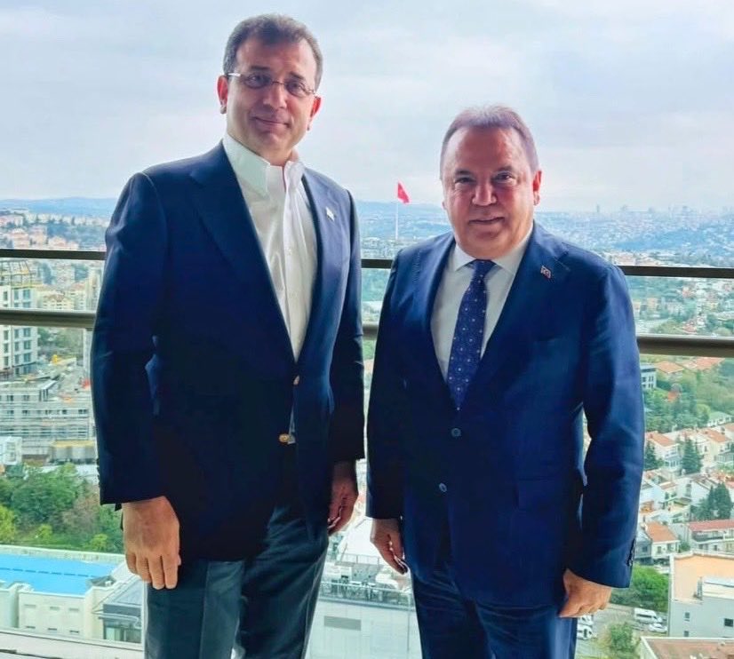 politizasyon's tweet photo. Tutuklu Antalya Büyükşehir Belediye Başkanı Muhittin Böcek, savcılığa ek ifade verdi:

2024 yerel seçimlerinde Antalya Büyükşehir Belediye Başkanlığına aday olmak amacıyla yürüttüğüm çalışmalar sırasında, Muratpaşa Belediye Başkanının Ekrem İmamoğlu ile görüştüğünü, belediye başkan adaylıklarının belirlenmesi konusunda kendisine birtakım güvenceler verdiğini ve bunun karşılığında yüklü miktarda harcama yapacağını ve ödeme gerçekleştireceğini öğrendim.

Bu gelişmeler üzerine durumu netleştirmek ve adaylığım konusunda Ekrem İmamoğlu ile doğrudan görüşmek amacıyla 30/11/2023 tarihinde, yani adaylığım açıklanmadan önce, havayolu ile İstanbul’a gittim.

İstanbul’da Renaissance İstanbul Polat Bosphorus Hotel’de Ekrem İmamoğlu ile yaklaşık bir saat süren bir görüşme gerçekleştirdim. Görüşmeye özel kalemim Yasin Yellice tanıklık etmiştir. 

Hatta görüşmenin ardından otelin balkonunda birlikte fotoğraf çektirmiştik. Fotoğrafı kendisinin çektiğini ve daha sonra sosyal medya hesabımda paylaştığımı hatırlıyorum.

Bu görüşmede Ekrem İmamoğlu, başka bir kişiye adaylık sözü vermediğini ve tercihini benden yana kullanacağını ifade etti. Bu sırada seçim kampanyası için maddi kaynağa ihtiyaç olduğunu, ayrıca ilerleyen dönemde cumhurbaşkanlığı adaylığı planladığını belirterek siyasi yol haritasına ilişkin değerlendirmelerde bulundu.

Bu süreçte de, yani cumhurbaşkanlığı adaylığı sürecinde, Antalya’nın hem ekonomik hem de sosyal açıdan önemli görevler üstleneceğini, benim de buna hazırlıklı olmam ve destek vermem gerektiğini söyledi.

Benden yaklaşık 15 milyon Euro civarı maddi kaynak desteği istedi. Ben de elimden geldiğince ve zaman içerisinde bunu karşılayacağımı söyledim. Bunun üzerine destek olarak ayrıca Cumhurbaşkanlığı adaylığı döneminde kendisinin Akdeniz Bölgesi harcamalarının tarafımca karşılanmasını iletti. Taleplerini karşılama sözü verdim.

Bunun üzerine Antalya’ya döndüm. Bir kısım şahsi paramla birlikte seçim bütçemin bir kısmının kendisinde olduğu bir dostuma, 5 milyon Euro paraya ihtiyacım olduğunu söyledim. Bu parayla İstanbul’da bir ödeme yapacağımı bildirdim.

Aradan birkaç gün geçtikten sonra kendisiyle buluştuğumda, bana yanında bulunan 100 TL paranın fotoğrafını çekti. Ayrıca üzerinde bir isim ve telefon numarası yazılı kâğıdı zarf içerisinde verdi. 

Zarfa koyduğu banknotla birlikte kâğıdı, ödeme yapmak istediğim kişiye vermemi, onların da bununla parayı İstanbul Kapalıçarşı’da tahsil edebileceğini söyledi. Anladığım kadarıyla bu, havala adı verilen bir sistemdir.

Ben de talebin bir kısmını karşılamak amacıyla yaklaşık iki hafta sonra, 16/12/2023 tarihinde önce Ekrem İmamoğlu’nu aradım. Geleceğimi belirttim. Daha sonra havayolu ile 17/12/2023 tarihinde İstanbul’a, Ekrem İmamoğlu ile görüşmeye gittim.

İstanbul’u tam bilmiyorum ama hatırladığım kadarıyla seçim ofisi olarak kullandığı bir binaya gittim. Yüksek katlı bir plazanın giriş katında yer alan bir ofisti. Burada kendisine ait bir odada görüştük.

Yine baş başa yaptığımız bu ikinci görüşmede, yanımdaki banknot ve telefon yazılı kâğıdı kendisine teslim ettim. Talep edilen paranın kalanını da daha sonra zaman içerisinde halledeceğimi söyledim.

Bu seçimde Antalya’nın çok sayıda ilçesini de kazanacağımı taahhüt ettim. Tüm ilçelerle ilgili çalışmamı da sundum. Bu şekilde yanından ayrıldım.

Taahhüt ettiğim paranın kalanını, Ekrem tutuklandığı için gerçekleştirmedim.