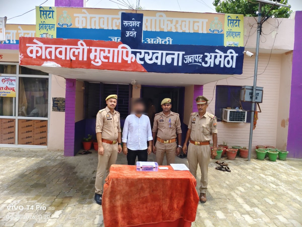 amethipolice's tweet photo. #amethipolice थाना मुसाफिरखाना पुलिस द्वारा 01 तमंचा व 01 जिन्दा कारतूस 12 बोर व 01 तमंचा व 01 जिन्दा कारतूस 315 बोर  के साथ 02 अभियुक्त गिरफ्तार । https://t.co/VLt12bRk1z
