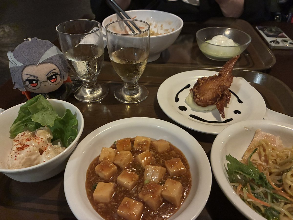 dopotoutoi's tweet photo. 前回行きそびれたDのワインフェス、妹がチケ取っててくたので、本日はのんびりもぐも……

あずぬとろぬとインパしてたらキャストさんが気がついてくれて｢あっ！🎤！｣の後のアズぬで｢いや……メガネ？？｣って言われたのなんかハッピーと同時に性癖晒したみたいで恥ずかし……メガネは正義です。 https://t.co/IwuLAEH7uF