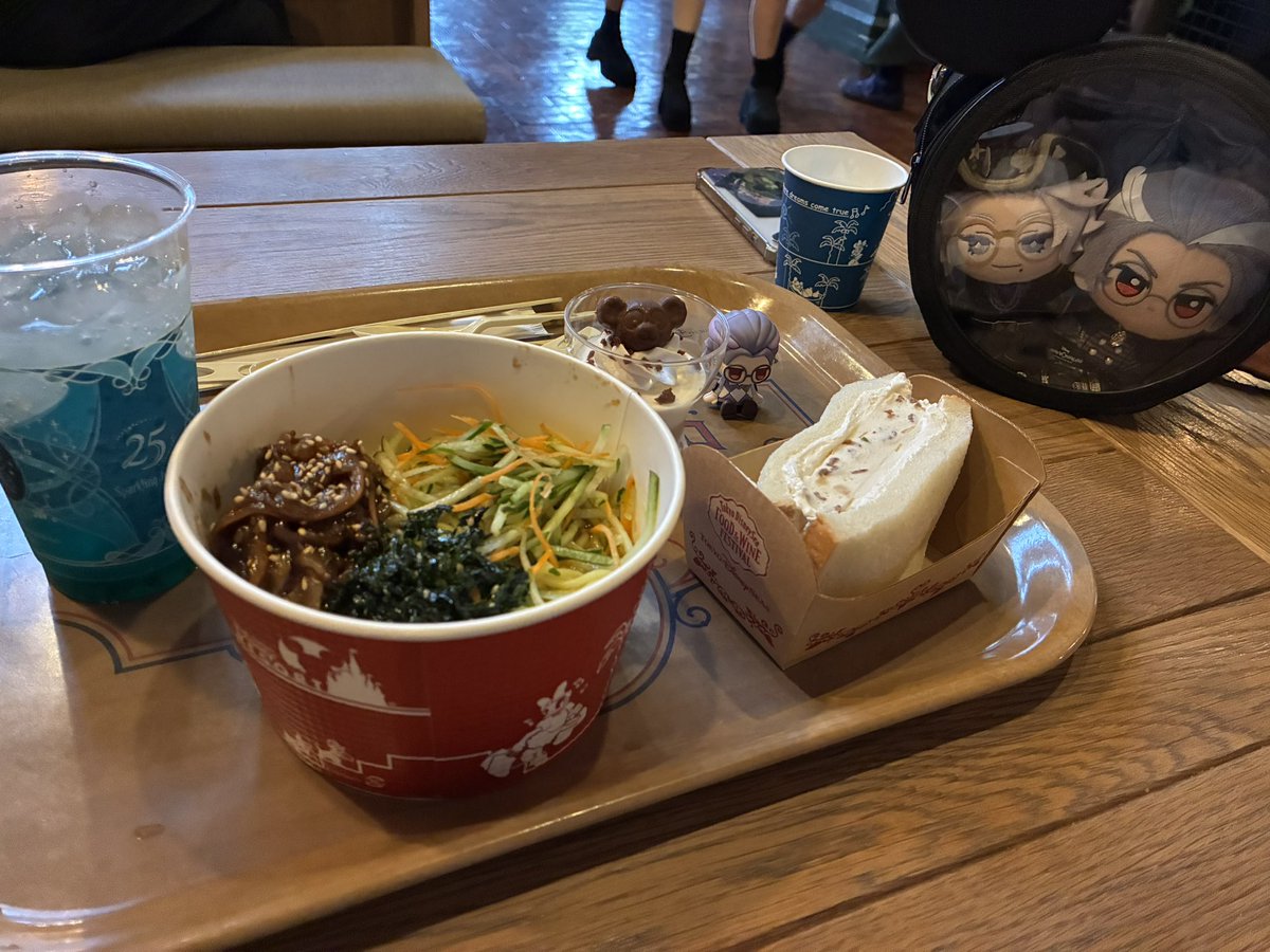 dopotoutoi's tweet photo. 前回行きそびれたDのワインフェス、妹がチケ取っててくたので、本日はのんびりもぐも……

あずぬとろぬとインパしてたらキャストさんが気がついてくれて｢あっ！🎤！｣の後のアズぬで｢いや……メガネ？？｣って言われたのなんかハッピーと同時に性癖晒したみたいで恥ずかし……メガネは正義です。 https://t.co/IwuLAEH7uF