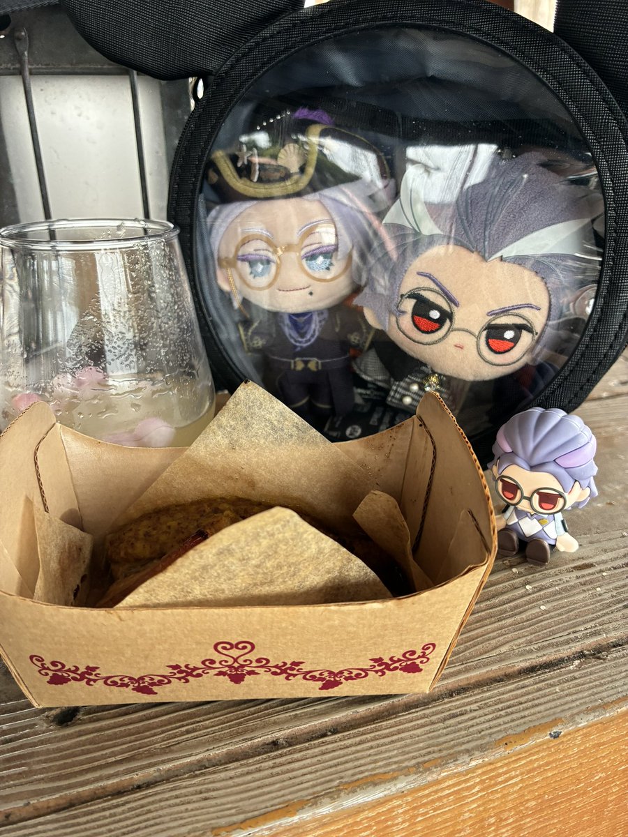 dopotoutoi's tweet photo. 前回行きそびれたDのワインフェス、妹がチケ取っててくたので、本日はのんびりもぐも……

あずぬとろぬとインパしてたらキャストさんが気がついてくれて｢あっ！🎤！｣の後のアズぬで｢いや……メガネ？？｣って言われたのなんかハッピーと同時に性癖晒したみたいで恥ずかし……メガネは正義です。 https://t.co/IwuLAEH7uF