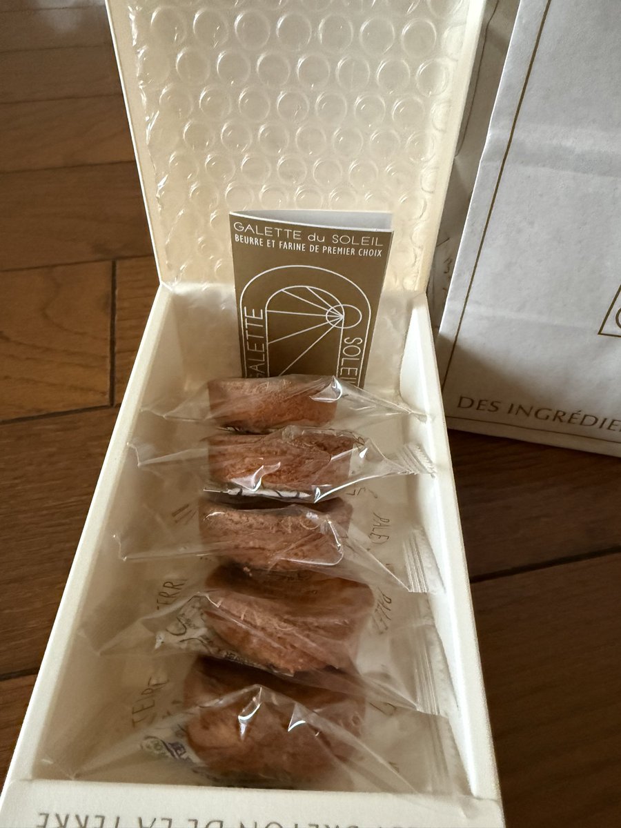 4646jin's tweet photo. 松坂屋に行ったら外商部が、お菓子🍪くれた^_−☆ https://t.co/g5dwUVapeS