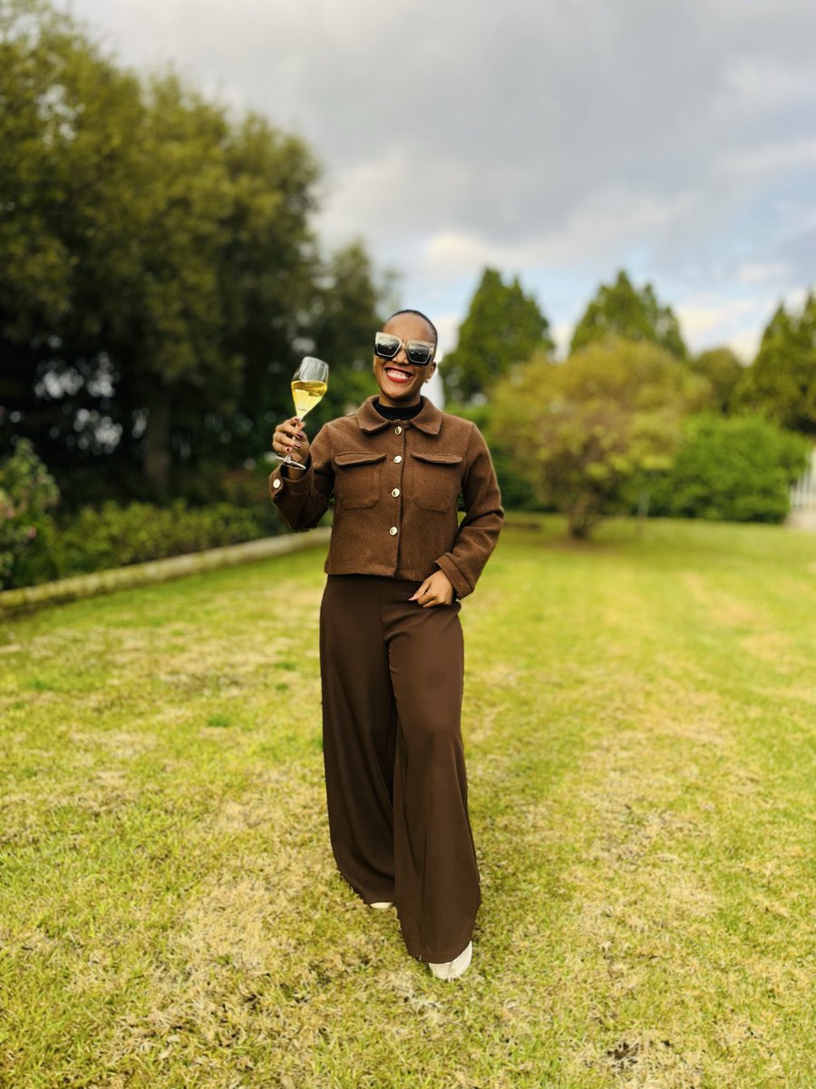 DietitianMoloko's tweet photo. We were well hosted yesterday ok?@Mandla_MaWine let’s repeat this soooooon.🤭
#steenbergfarm #bubblesandbraai #riedel #reciprocal #herbandvine #NeverSayNoToBubbly https://t.co/n16u5bnret