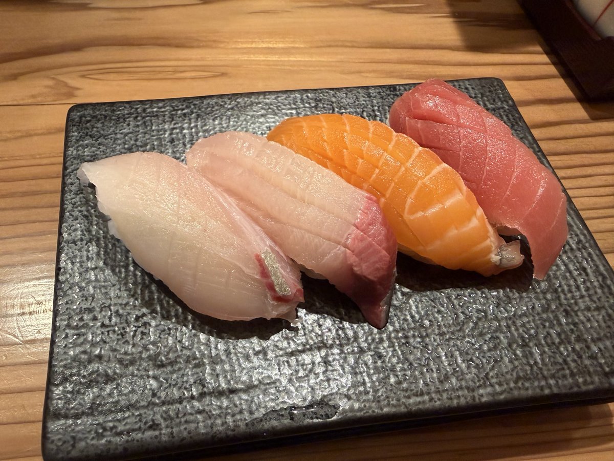 da_yama83's tweet photo. お寿司の時間でした
お供は天麩羅です https://t.co/WG7pH5toOQ