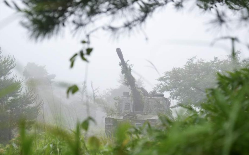JGSDF_WA_pr's tweet photo. 【 ＃ＲＤ２６ 】６月２６日（金） ＃西部方面隊 は、＃共同対着上陸戦闘訓練を行いました。島しょ部への侵攻等を想定し、陸上自衛隊の普通科部隊や火力戦闘部隊が、米海兵隊と緊密に連携して迎撃態勢を構築しました。敵の接近をいち早く察知し、日米の火力を集中させて侵攻を挫く。このようなリアルな訓練を積み重ねることが島しょ防衛における日米共同対処能力の向上につながっています。
https://t.co/pk6R8PrhcB
＃日米共同訓練 ＃抑止力 ＃ResoluteDragon ＃第８師団 ＃西部方面航空隊 ＃在日米第三海兵遠征軍 ＃ⅢMEF Marines