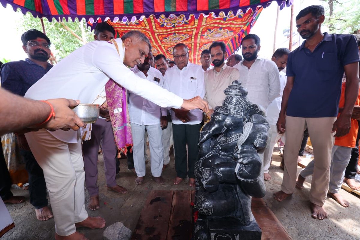BrsSiddipet's tweet photo. సిద్దిపేట రూరల్ మండలం చిన్నగుండెవెల్లి గ్రామంలో జరుగుతున్న శ్రీ అభయ ఆంజనేయ స్వామి నవగ్రహ దేవాలయ పునః ప్రతిష్టా కార్యక్రమంలో పాల్గొని, పూజలు నిర్వహించిన మాజీ మంత్రి, ఎమ్మెల్యే @BRSHarish గారు. https://t.co/odDf05OWC7