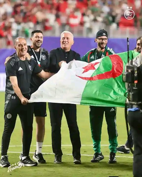 DZ54_2021's tweet photo. 🏆 #مونديال_2026: #صور إحتفال" #الخضر " بعد ضمان التأهل للدور الـ32 عقب نهاية المباراة ضد #النمسا بتعادل مثير ( 3_3 ) https://t.co/npLBTsFVuB