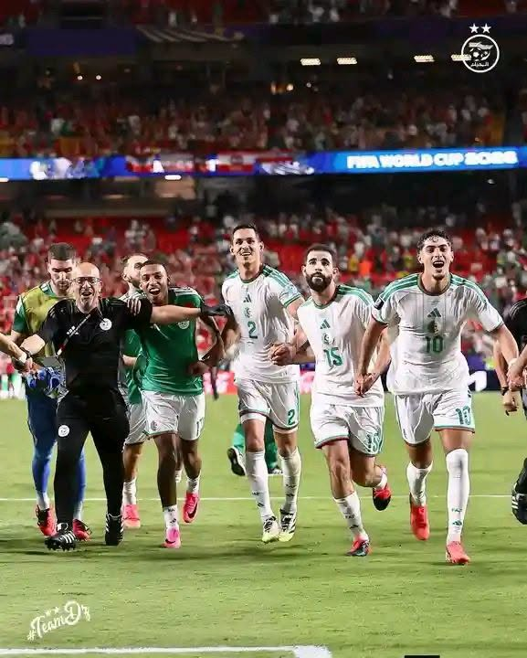 DZ54_2021's tweet photo. 🏆 #مونديال_2026: #صور إحتفال" #الخضر " بعد ضمان التأهل للدور الـ32 عقب نهاية المباراة ضد #النمسا بتعادل مثير ( 3_3 ) https://t.co/npLBTsFVuB
