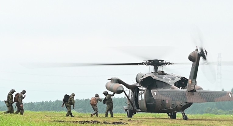 JGSDF_WA_pr's tweet photo. 【 ＃ＲＤ２６ 】 ＃西部方面隊 は、 ＃航空機および人員の戦術的な回収（ＴＲＡＰ）訓練 を行いました。 ＃ベイルアウトしたパイロットを危険地帯から速やかに救出する想定で、日米の救出チームが一刻を争う緊張感の中で協力してミッションを遂行。いかなる過酷な状況下でも仲間の救���を追求することが隊員たちの絆と安心感につながります。
この訓練の積み重ねによって日米共同の捜索救助能力を着実に向上さ��ています。
https://t.co/pk6R8PqJn3
＃日米共同訓練 ＃抑止力 ＃ResoluteDragon ＃西部方面航空隊 ＃在日米第三海兵遠征軍 ＃ⅢMEF Marines