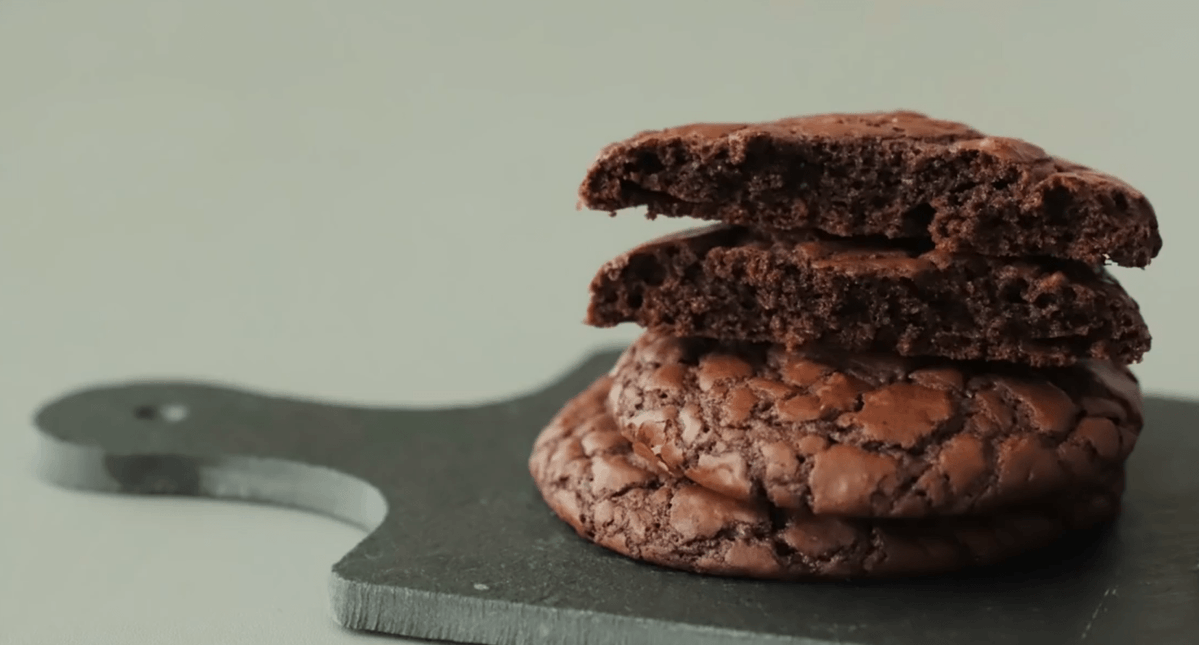 QuinnieLe's tweet photo. [Baking just hit different with fresh from the oven chocolate chip cookies—warm, gooey, and totally worth the flour on my sleeves! ]， https://t.co/mlV7zW6KZA