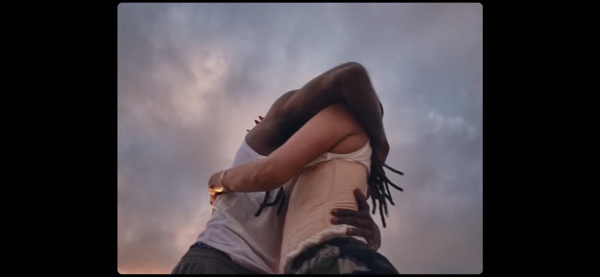 causenaturelle's tweet photo. Il y a vraiment un manque de créativité dans les équipes de Sony 
Le clip de Lenie a totalement été copié sur le clip de Camille Yembe qui est une artiste moins connu. On reconnaît le même procédé que pour Helena et Theodora https://t.co/PrFMt6Woav