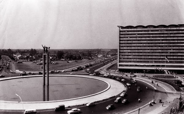 abulmuzaffar10's tweet photo. Soal hotel ini… ada cerita menarik.
Jadi, Indonesia menerima pampasan perang dari Jepang pada tahun 1958.

 Tahu ga berapa? $223,08 juta. Kalau pakai nilai dolar sekarang, itu sekitar 2,7 miliar USD.

Kalau dirupiahkan, totalnya : 45-46 triliun!

Sukarno dan Hatta berbeda pandangan tentang penggunaan pampasan perang ini.

Hatta : Pakai saja buat pendidikan dan pertanian dan membangun industri dasar

Sukarno?  Well pake aja buat bangun SIMBOL-SIMBOL negara modern. 

Apa itu? Hotel Indonesia, Sarinah, Wisma Nusantara, juga Hotel Samudra ini. 

Hotel Samudera pun dikasih aroma mistis, seperti adanya ruang khusus buat ketemu "Nyi Roro Kidul"

Akhirnya apa?
Yep, Indonesia kehilangan momentum untuk membangun pendidikan dan industri dasar..

Dan memilih membangun simbol-simbol ketimbang substansi.