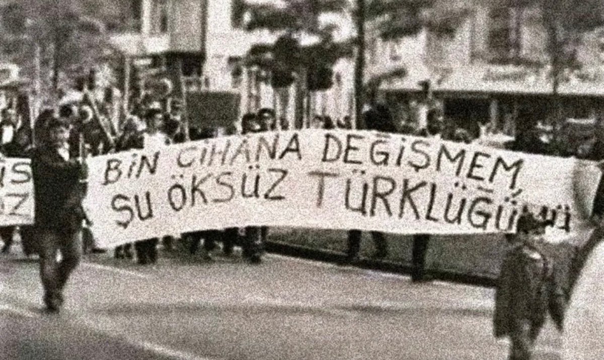 TarihteOan's tweet photo. Bin cihana değişmem şu öksüz Türklüğümü. https://t.co/KzYtlArFRH