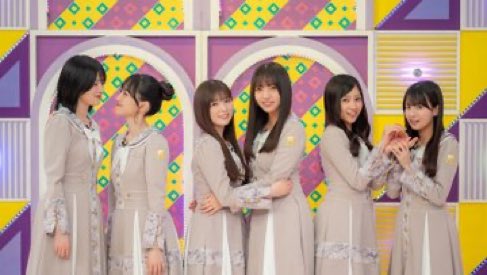 左の方々、カメラを見なさいw