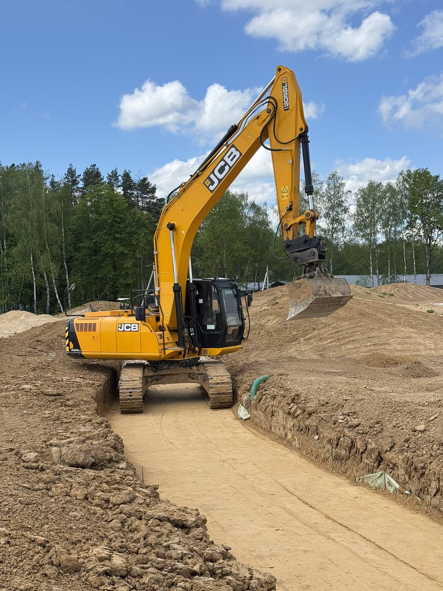 mattmarshgolf's tweet photo. Early cavity excavation, grading and base installation for our cart paths within our first loop of six holes.
#GolfCourseConstruction
#CartPaths
#Shaping https://t.co/8LKFIID70c