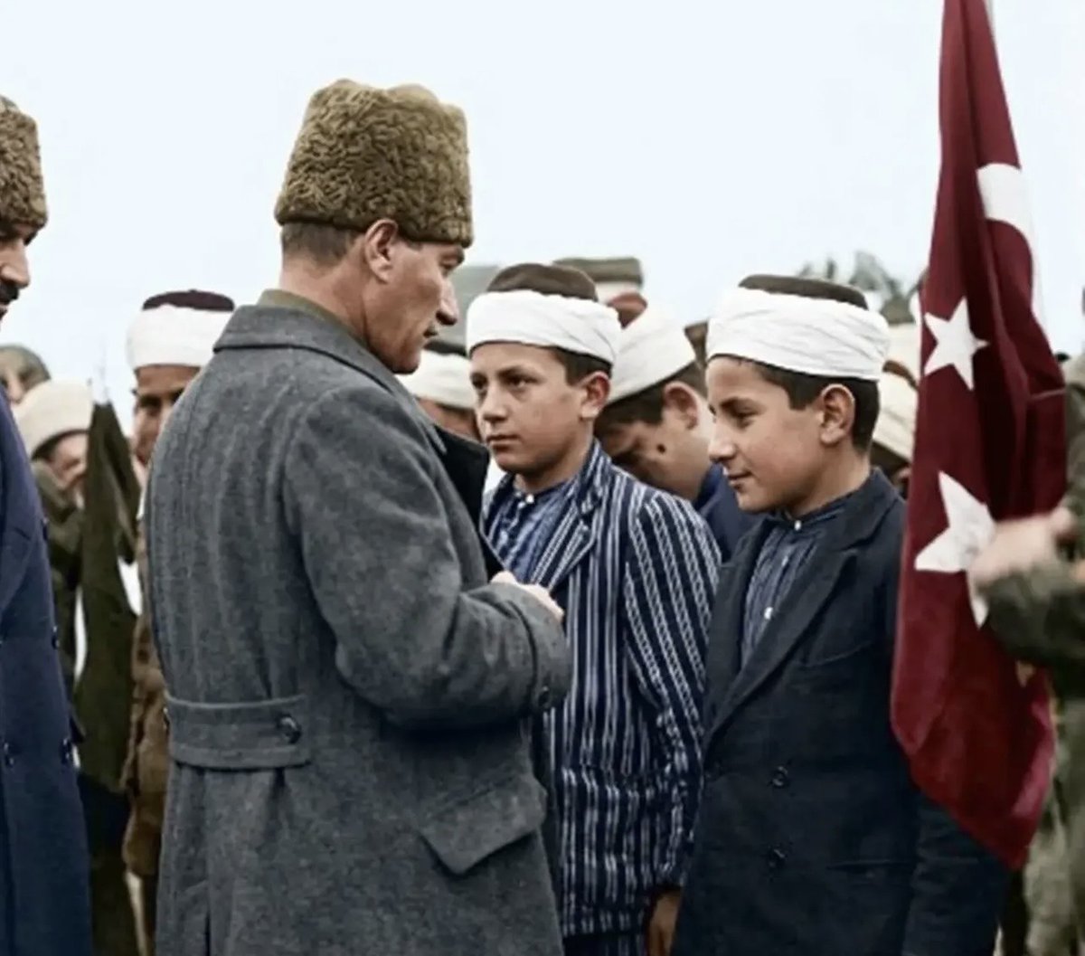 TarihteOan's tweet photo. Atatürk, çocuklarla sohbet ederken… https://t.co/MpTsC9hhVb