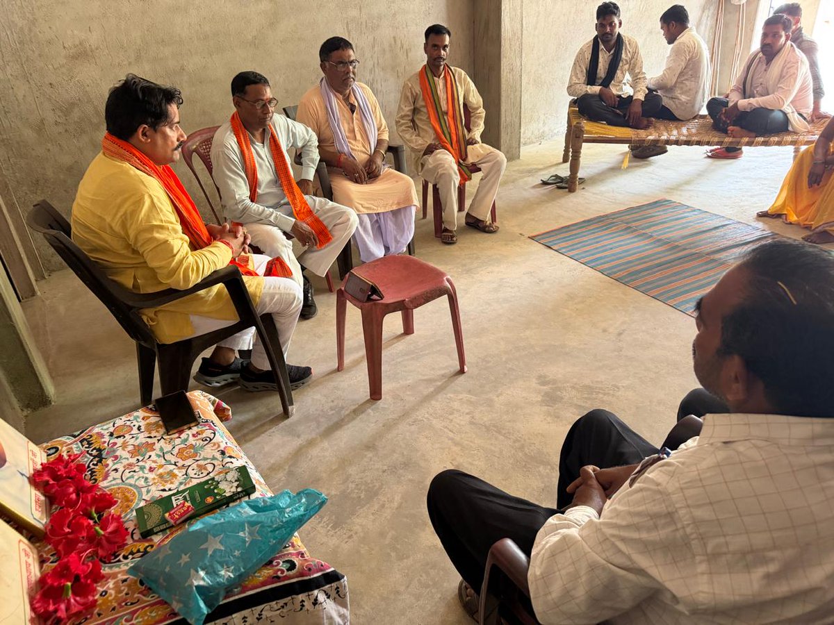 AjitRawatBJP's tweet photo. #मन_की_बात 
==========
आज भारतीय जनता पार्टी सोनभद्र के बभनी मंडल के सुदूर क्षेत्र बूथ संख्या 128 घाघरी पंडित दीनदयाल उपाध्याय एवं डॉo श्यामा प्रसाद मुखर्जी जी के चित्र पर पुष्पां चढ़कर  कार्यकर्ताओं के साथ मन की बात कार्यकर्ताओं एवं स्थानीय नागरिकों के साथ देश के यशस्वी प्रधानमंत्री माननीय श्री @narendramodi जी के प्रेरणादायी कार्यक्रम #मन_की_बात का सामूहिक श्रवण किया।

#MannKiBaat
#मन_की_बात
#NationFirst