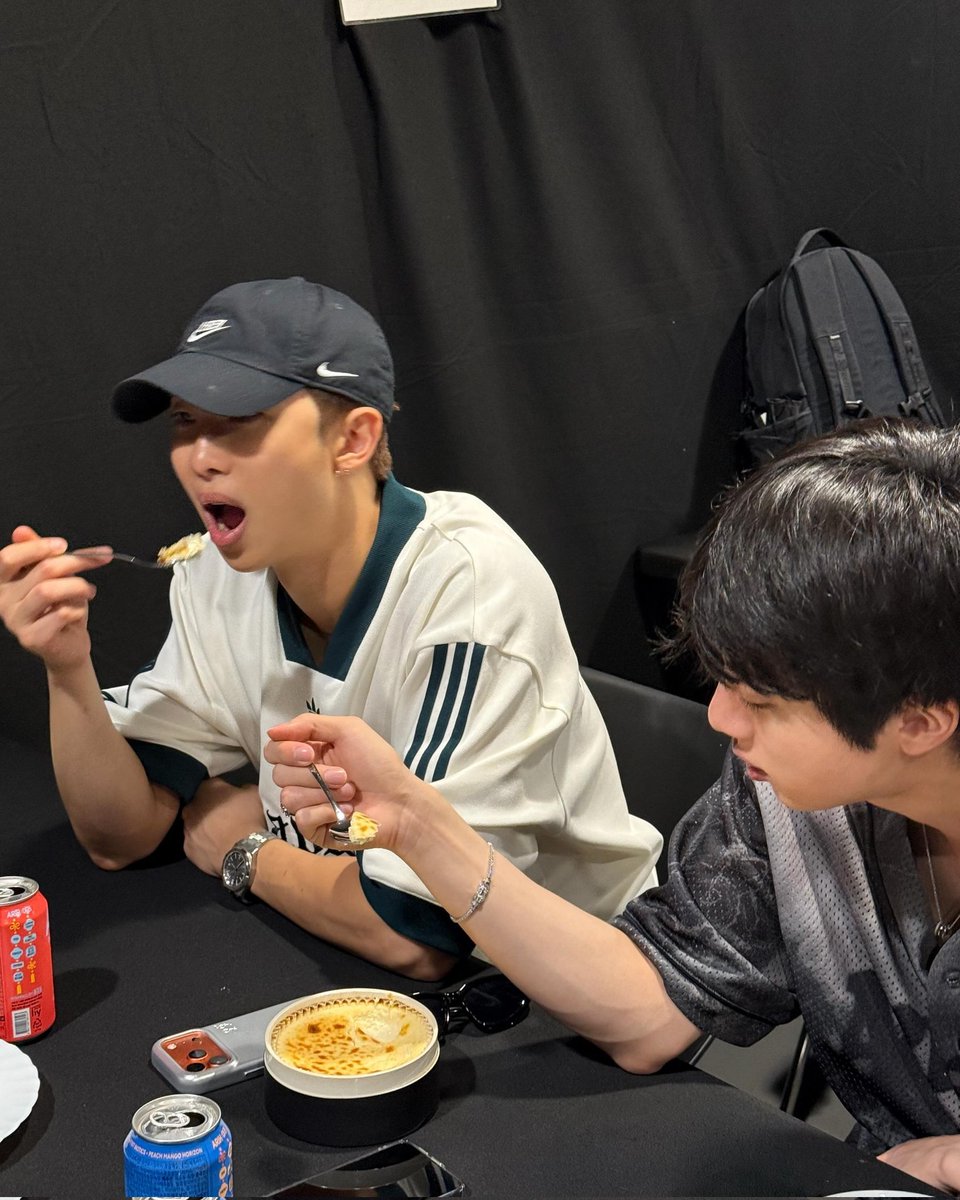 BTS_Trans's tweet photo. 260627 Big Hit's Instagram Post

Dessert Taehyungie brought for the members 🧀🍰

Trans cr; Aditi @ bts-trans
© TAKE OUT WITH FULL CREDITS https://t.co/5yVEi1v4z4