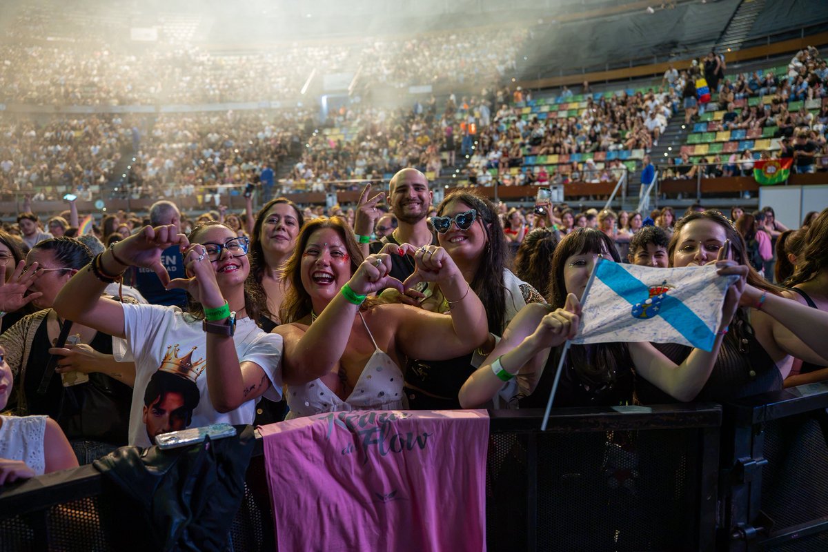 Cultura_Coruna's tweet photo. 🎶 Dúas horas cheas de ritmo, música, baile e diversión encheron onte o Coliseum da Coruña co show de @LRDF_Oficial 

🇨🇴 O espectáculo baseado na serie colombiana que é xa fenómeno global, subiu ao escenario moitos dos seus éxitos, como 'Depredador' ou 'Mala fama'. https://t.co/51tEfeVkJS
