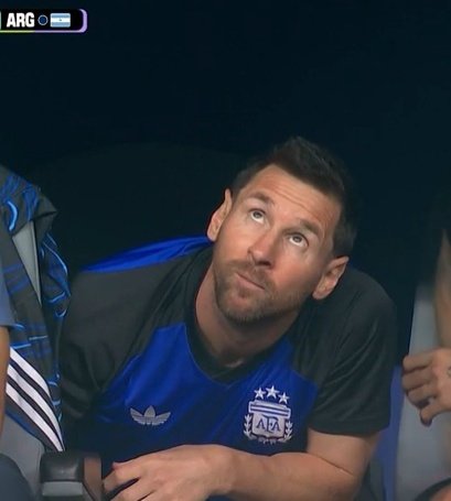 tinercimayki's tweet photo. maçın en güzel anı dakika 1 de 80 bin kişinin gol olmuş gibi sevinmesi ve messi'nin ne oldu diyip ekrana bakıp kendisini görmesi.. bu adam gerçekten ne kadar büyük olduğunun farkında değil https://t.co/eSdOkTn5iM