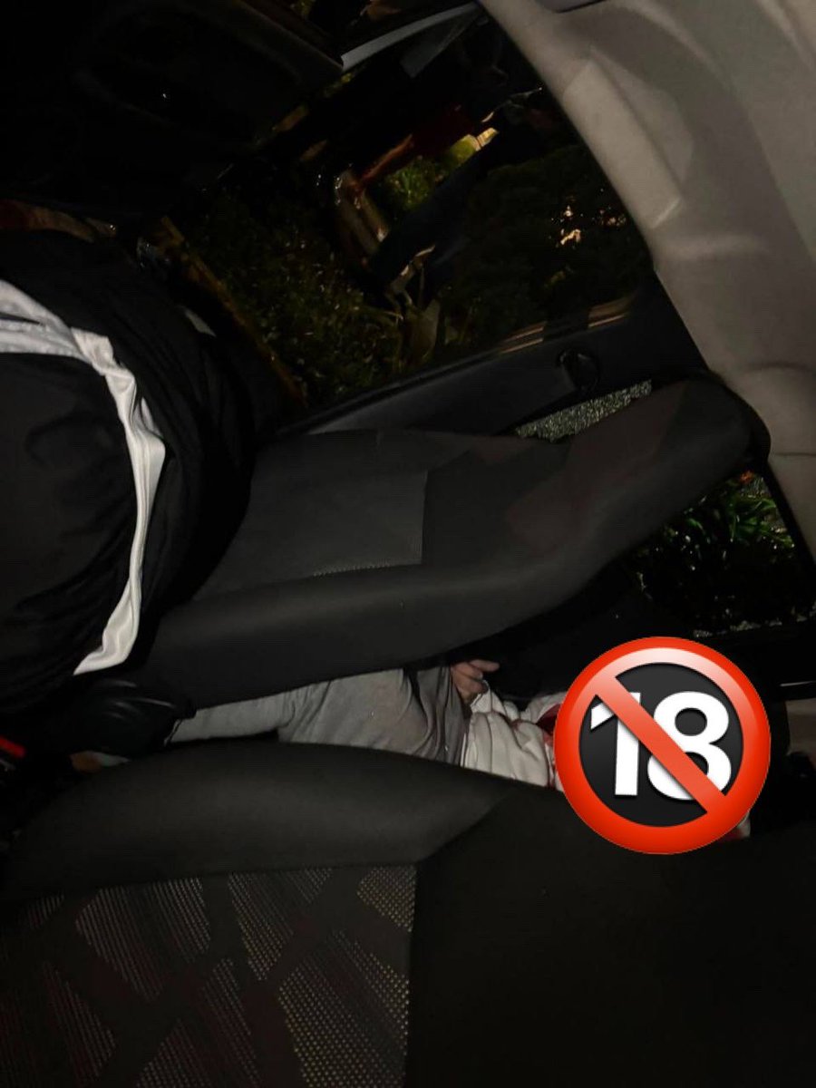 baudorio's tweet photo. ⚠️VEJA: Três homens foram mortos a tiros na noite de sexta, no Recreio dos Bandeirantes. 

As vítimas estavam em um carro, próximo à entrada de um condomínio, quando foram atacadas por criminosos em um Fiat Mobi branco, que efetuaram entre 20 e 30 disparos. https://t.co/H6EFTQgtSW