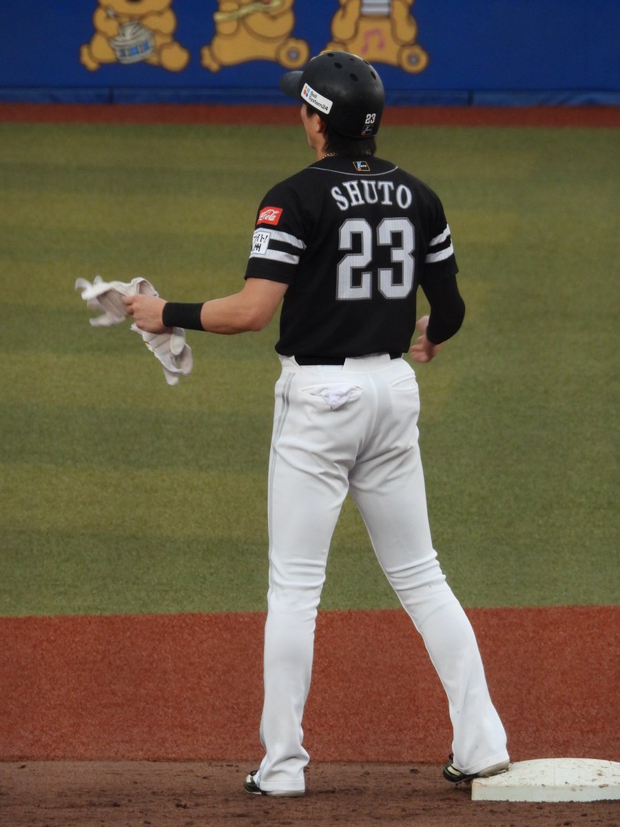 jkt51_02's tweet photo. ツーベース打った後、初回ファインプレーの愛斗に向けてジェスチャー🤷🏻してた？  

#sbhawks  #周東佑京 https://t.co/tt2dJZJnDT
