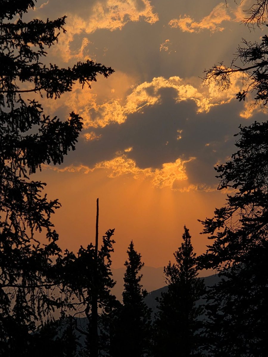 ViewFromTrails's tweet photo. Smoke from the Utah wildfires made for a very thick hazy sunset yesterday evening at the Keystone Resort in Keystone, Colorado.

Let's pray for more RAIN and better Air Quality... 🙏😷

#WeNeedRain
#SummitCounty
#KeystoneResort 
#Keystone
#Colorado https://t.co/gqBZMmyqBn