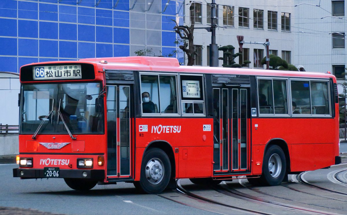 yonden_'s tweet photo. 愛媛22か2006（U-HT2MLAA）
北条所属の2006が除籍になったそうで…
運用に入れば暑かろうが寒かろうが撮影に行ったのもいい思い出です
北条一筋33年…北条のヌシといっても過言ではないと思います
33年間お疲れ様でした👋 https://t.co/D7GGOPw0Ub