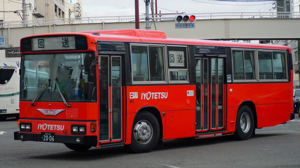 yonden_'s tweet photo. 愛媛22か2006（U-HT2MLAA）
北条所属の2006が除籍になったそうで…
運用に入れば暑かろうが寒かろうが撮影に行ったのもいい思い出です
北条一筋33年…北条のヌシといっても過言ではないと思います
33年間お疲れ様でした👋 https://t.co/D7GGOPw0Ub