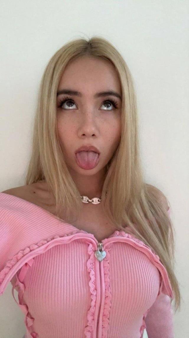 Paigesteelesimp's tweet photo. OMGG THIS ASIAN SLUTS TIGHT PALE BODY AND PEFECT FACE ARE DRIVING MY MORNING WOOD CRAZY!! 😩 https://t.co/UOP3WaNdnj
