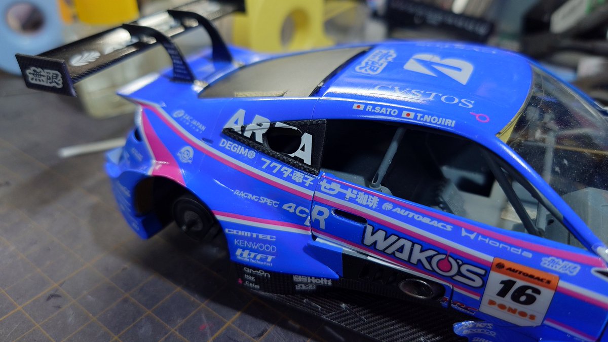 take_slo5's tweet photo. 給油口側のARTAロゴを貼りました。
デカい穴が空いているのでTは殆ど分かりませんね。（笑）
ラテラルダクトのフィンもカーボンデカールを貼り進めています。
#Prelude_GT https://t.co/H8kyH6CxGA