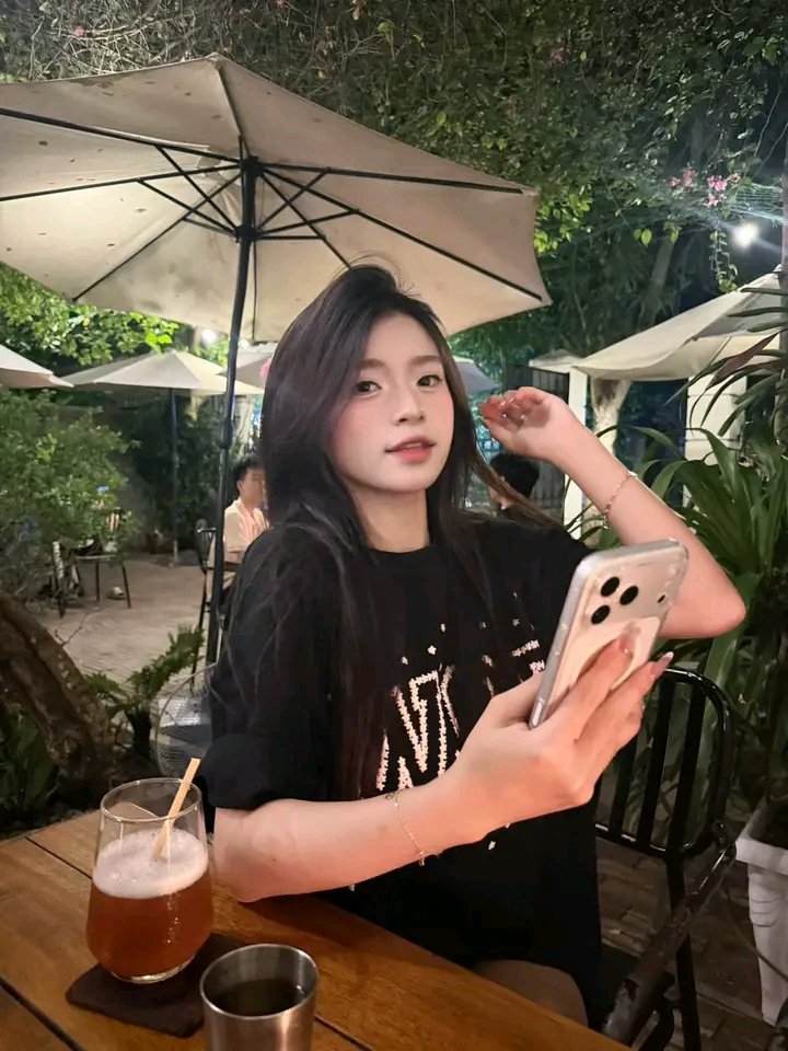 anhdite's tweet photo. Cô chủ đi biển nhớ ăn nhiều Hải sản để bố mẹ con đc thưởng thức cứt Hải sản của mẹ ạ. Để bàn thờ nhà con chứa cứt Hải sản ạ https://t.co/rcyeYQ6c1S