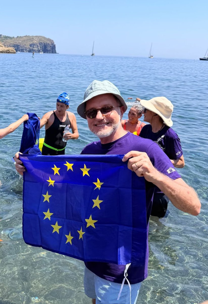 MassimGiannini's tweet photo. La storica “Natalonga per l’Europa” tra Santo Stefano e Ventotene, dove Spinelli, Rossi e Colorni cullarono un sogno che non tramonta mai. Grazie a @frapac71 e @EJozsef per avermi affidato il compito di dare il via alla traversata. https://t.co/3rmMPaMnyy