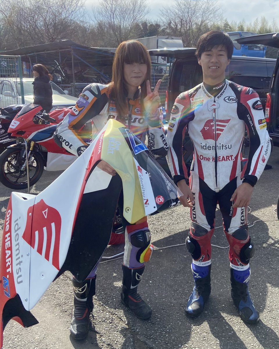 motodowell's tweet photo. 小椋藍選手（藍きゅん）、MotoGPオランダグランプリで初優勝したっちゃよー！！

やった！やった！！やったよ！！

今日は絶対に勝てると思ってました♫

Moto2の頃から、モトドとは繋がってたりします。

バイクレースガチンコでやってた時…。

古くからTwitter繋がってる人は知ってるでしょうけど、藍きゅんネタでふざけ…。

「それ、Twitterで見たよ💢」と怒られても止めず、今はホントに心から申し訳ございませんと思ってます❤️

自慢

藍きゅんの練習車の椅子はウチで作ってたり、藍きゅんカラーにした京商ハングオンレーサー（ラジコン）は小椋家で飾られてます。

とにかくおめでとうございます！！