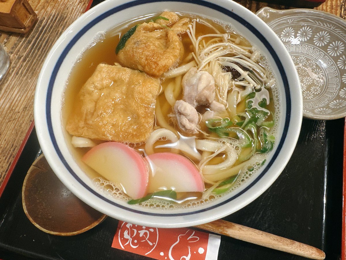 yuriudon's tweet photo. 📍うどん 兎麦 阪急三番街店

🍛えび天カレーうどん
もっちり太麺に、ミルキーなカレースープがよく絡む✨
大きなえび天はサクサク食感で食べ応え抜群🦐

🦊五目巾着うどん
巾着の中におもち・きんぴらごぼう入りで満足感のある1杯🍲

 #すっぴんなので料理のみの写真 
 #そっちの方がいいねつきそう https://t.co/b9bzlkvS31