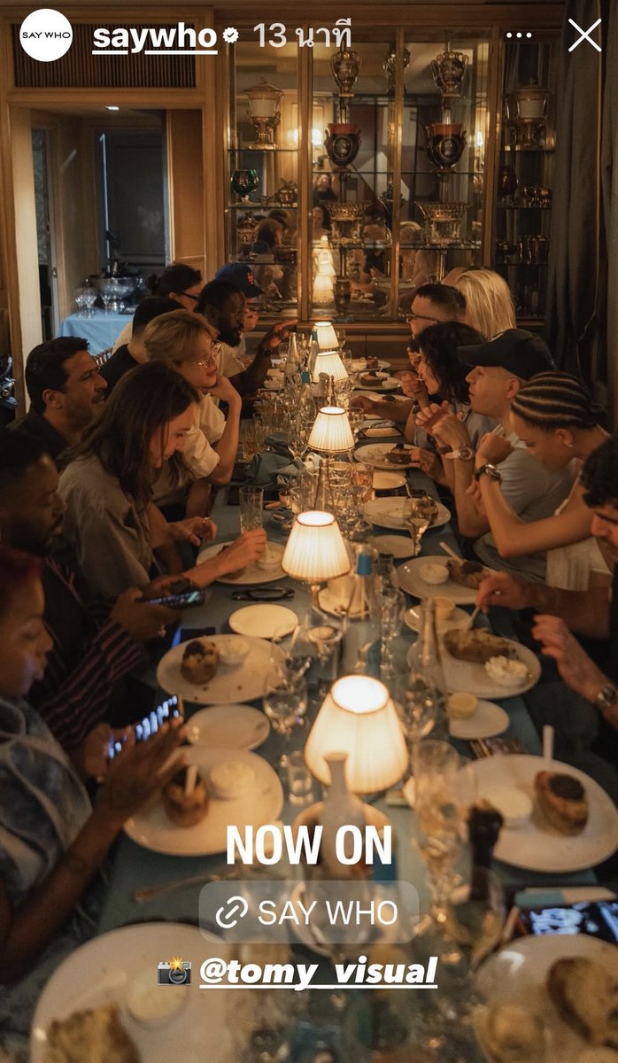 1Afandom's tweet photo. น้องแบมได้รับเชิญไป Private Dinner สุดเอ็กซ์คลูซีฟ ของแบรนด์นาฬิกาหรูลักชัวรีระดับไฮเอนด์ Vanguart ร่วมกับนิตยสารระดับสากลอย่าง SAY WHO MEDIA ที่จัดขึ้น ณ กรุงปารีส ประเทศฝรั่งเศส
1. ฝั่งเจ้าภาพและผู้จัดงาน (Co-Hosts & Founders)Mehmet Korutürk: นักธุรกิจระดับสูง ผู้ร่วมก่อตั้งและประธานกรรมการ (Co-Founder & Chairman) ของแบรนด์นาฬิกาหรู VanguartMobolaji Dawodu: แฟชั่นไดเรกเตอร์ชื่อดังระดับโลก ดำรงตำแหน่ง Global Style Director ของนิตยสารผู้ทรงอิทธิพลทางแฟชั่นอย่าง GQ

2. ศิลปินและบุคลากรสายบันเทิงระดับอินเตอร์ (Music & Entertainment)BamBam (แบมแบม GOT7): ศิลปินเดี่ยวระดับโกลบอลและ Global Brand Ambassador ของ Louis Vuitton ที่เข้าร่วมงานในฐานะพาร์ตเนอร์คนสำคัญของแบรนด์นาฬิกาAdekunle Gold: นักร้อง นักแต่งเพลง และศิลปินระดับซูเปอร์สตาร์ชาวไนจีเรียที่มีชื่อเสียงโด่งดังในระดับสากล

3. ผู้นำสายแฟชั่น สื่อ และครีเอทีฟระดับโลก (Fashion, Media & Creative Icons)Adam Baidawi: หัวเรือใหญ่และบรรณาธิการบริหาร (Editor-in-Chief) ของนิตยสาร GQCaroline Issa: แฟชั่นไอคอนระดับโลก ผู้บริหาร บรรณาธิการบริหาร และผู้อำนวยการฝ่ายแฟชั่นของนิตยสารชื่อดังอย่าง Tank MagazineVladimir Roitfeld: นักธุรกิจสายแฟชั่น ครีเอทีฟชื่อดัง และประธานบริษัท CR Fashion Book (ลูกชายของ Carine Roitfeld อดีต บก. บห. ของ Vogue Paris)Claire Hazan: ผู้บริหารหญิงระดับสูงในแวดวงสื่อดิจิทัลและแพลตฟอร์มสากล (ผู้อำนวยการของ Spotify ฝรั่งเศส)Wallas M. Hervé: ครีเอทีฟไดเรกเตอร์และช่างภาพแฟชั่นระดับไฮเอนด์ที่มีชื่อเสียงในยุโรปงานนี้เป็นการคัดเลือกเชิญเฉพาะผู้ทรงอิทธิพลและระดับกุญแจสำคัญ (Key Figures) มาร่วมพบปะพูดคุยเพื่อเชื่อมโยงอุตสาหกรรมลักชัวรี แฟชั่น และวัฒนธรรมร่วมสมัยเข้าด้วยกันในกรุงปารีส
คอนเนคชั่นCeo Haloสุดปังจิงๆ
#BamBam‌xLVMenSS27 
@BamBam1A