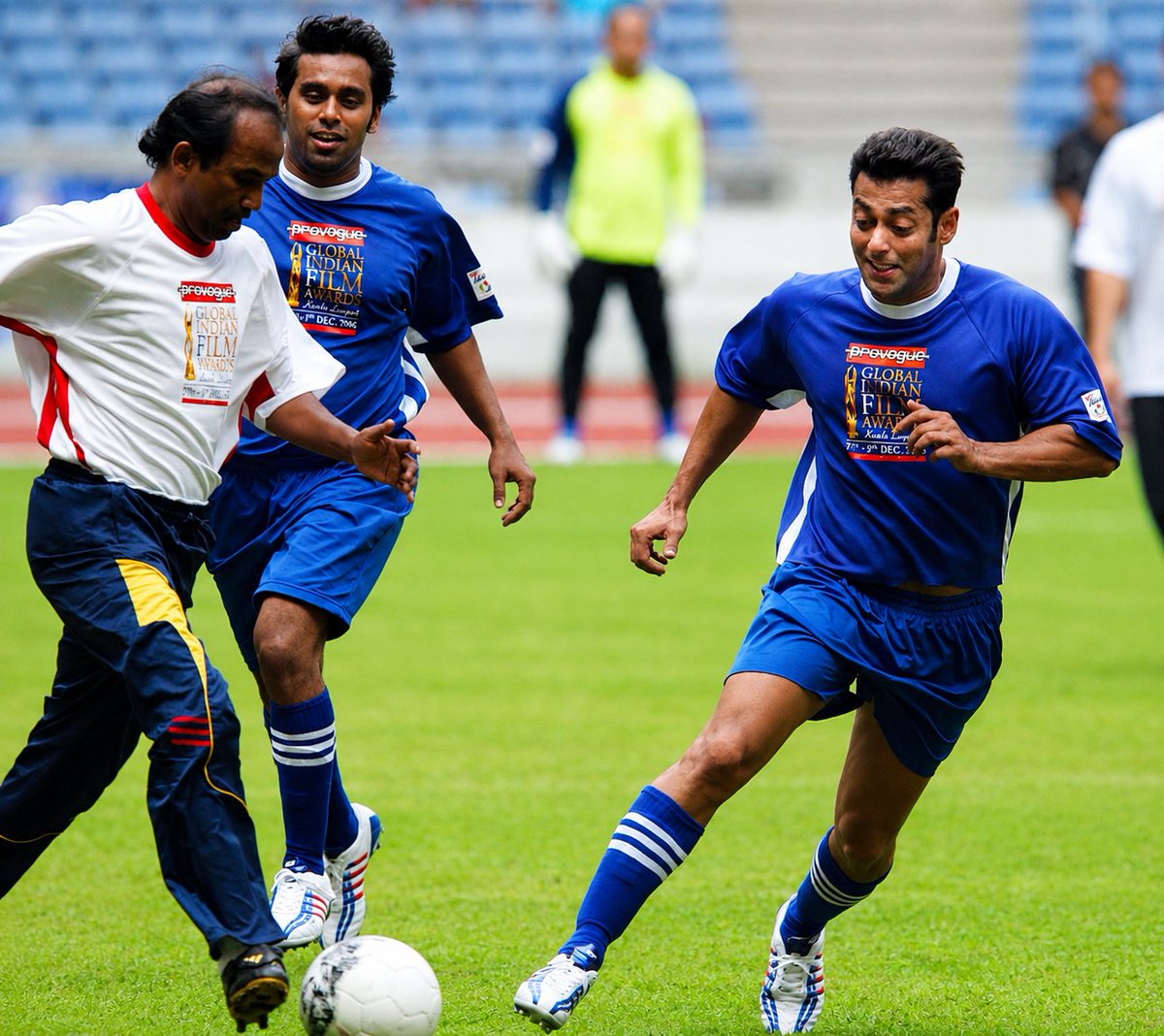 salmanka_sainik's tweet photo. Blast from the past---Bhai turned into a footballer,and he was slaying in that jersey🔥🔥⚽️

#SalmanKhan https://t.co/xkS8c5N2j7