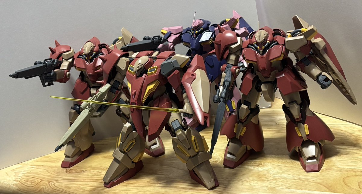 maple_15609's tweet photo. HGメッサーM01型ガウマン機できた！！

キルケーの魔女でガウマンが乗ってたM型
これだけ作り方が3機と違って新鮮感あったね！
流石新しいプラモだけなのはあるね！
コレでメッサー4種類完成しました✨👏

青すぎないか？！

 #ガンプラ
 #みりプラ https://t.co/NYQzrL7oxf