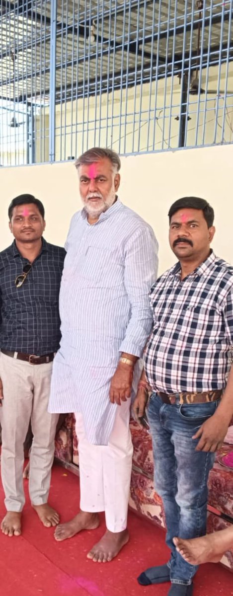 vikrant00280810's tweet photo. राजनीति में सर्वाइव करने के लिए लच्छेदार बातें अतिआवश्यक होती हैं, परंतु बिना लाग लपेट के स्पष्ट और सख्त बात सदैव बेझिझक कहने वाले शानदार व्यक्तित्व, राजनीति को एक "धार्मिक यात्रा " के रूप में आनंद से करने वाले, अपने दायित्व को साधना समझकर करने वाले, अपनी प्रत्येक उपलब्धि एवं पुरुषार्थ को मात्र "कृपा" समझने वाले, नर्मदा मैया के भक्त, प्रकृति माता से विशेष प्रेम रखने वाले आदरणीय भाईसाब श्री Prahlad Singh Patel जी को जन्मदिवस की मंगलमय शुभकामनाएं बधाई 🌹 

आप इसी प्रकार निरंतर भारत माता की सेवा करते रहें l