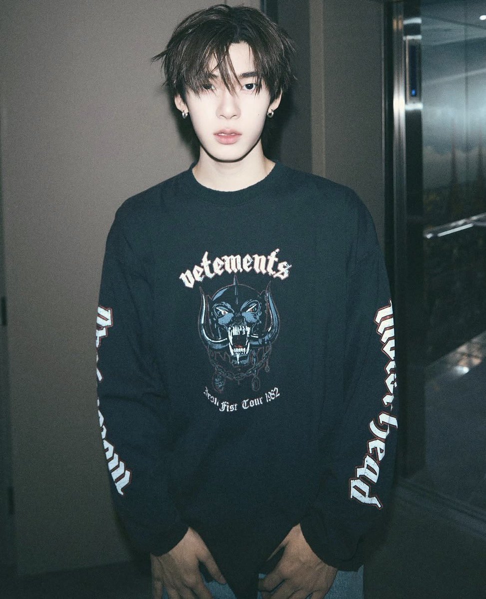 DEXXStation's tweet photo. ก๊อกๆ 🤌🏻 ทุกคนค้าบฝากไปมุง IG ของน้องตี๋ตี๋กับน้องป๋อด้วยน้า ไปเพิ่มยอด EMV ให้น้องๆกันเยอะๆเลยน้า 💙💜✨
TTP X VETEMENTS SS27
#VETEMENTSxTeeTeePor
#VETEMENTS
#PARISFASHIONWEEK
#twnpich #porsuppakarn https://t.co/gxjiRwenRh