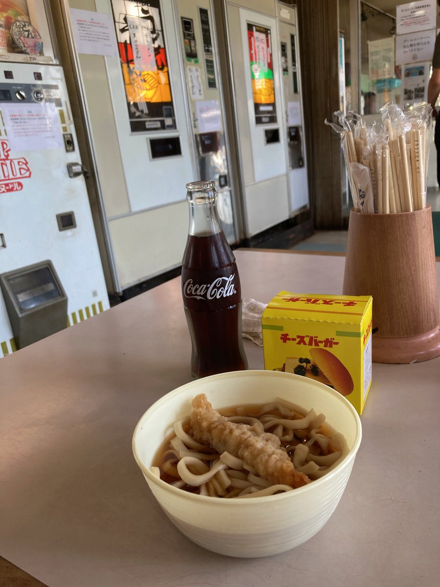 dontaro21's tweet photo. 6月中旬頃にドライブインななこしで頂いた天ぷらうどん🍤
海老天と甘味の効いた出汁が印象的でした😌 https://t.co/eBZfd2VVWP