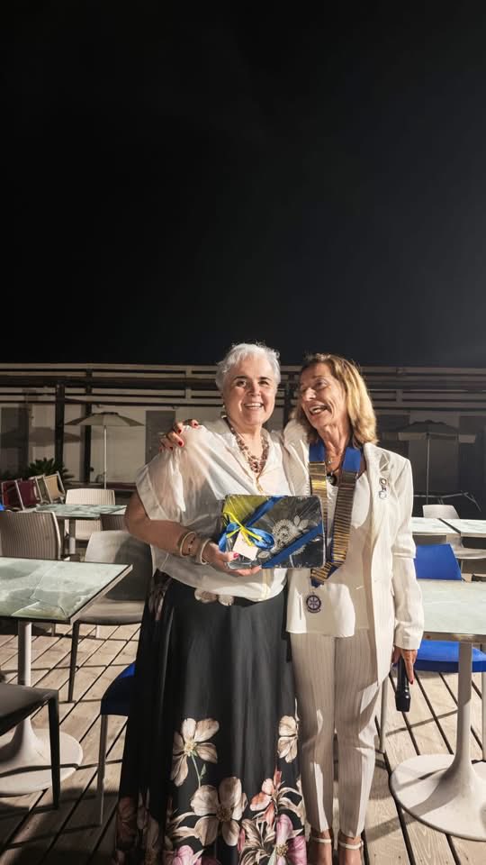 rotary2080's tweet photo. Si è svolta a Fregene, presso il COH Beach Club di Lungomare di Ponente, la festa di fine anno del Distretto. In questa occasione, il Governatore Adriana Muscas ha consegnato i riconoscimenti ai Presidenti di Club e ai soci che si sono distinti nel corso dell’anno rotariano https://t.co/eN3XqDPtcP
