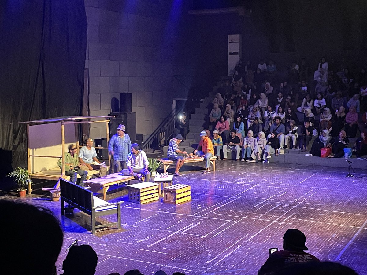 ethereall19's tweet photo. penutupan akhir minggu di bulan juni, nonton teater~ https://t.co/L4Ew9rjjl6