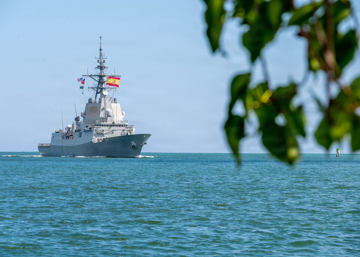 Armada_esp's tweet photo. 🌊 En Honolulu #Hawai, la F-101 ya se encuentra alistada para su participación en #RIMPAC demostrando capacidad, compromiso y espíritu de equipo junto a unidades de diferentes países.

⚓️🇪🇸Siempre listos. 

#SomosLaArmada @USNavy @RimofthePacific https://t.co/EnxhJmbMLP