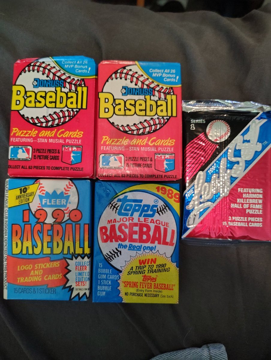 RetroJDash's tweet photo. What do I do with these? Open or keep? I don't even know what to look for in these packs. 
@CardPurchaser https://t.co/4cbnBQ5SY6